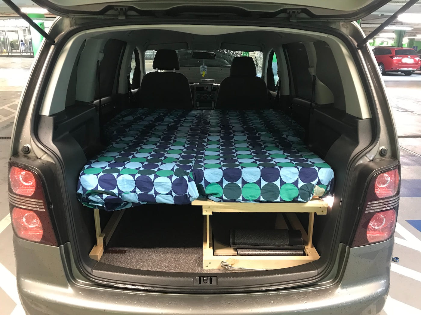 VW Touran Mini Camper Ausbau 2019 – Ein Holzbett für zwei Personen